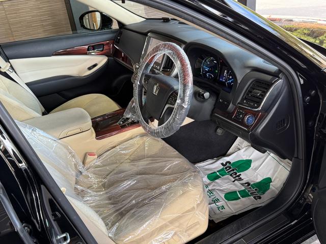 クラウンハイブリッド ロイヤルサルーン　純正ナビ／フルセグＴＶ／ＢＬＵＥＴＯＯＴＨ／ＥＴＣ／バックカメラ／全席電動シート／運転席シートヒーター／新品社外ステアリング／禁煙車／全国対応／コーティング施工（44枚目）