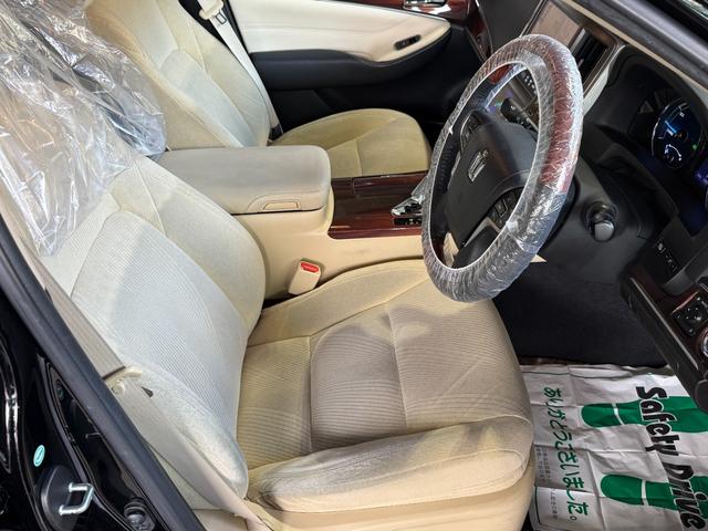 クラウンハイブリッド ロイヤルサルーン　純正ナビ／フルセグＴＶ／ＢＬＵＥＴＯＯＴＨ／ＥＴＣ／バックカメラ／全席電動シート／運転席シートヒーター／新品社外ステアリング／禁煙車／全国対応／コーティング施工（45枚目）