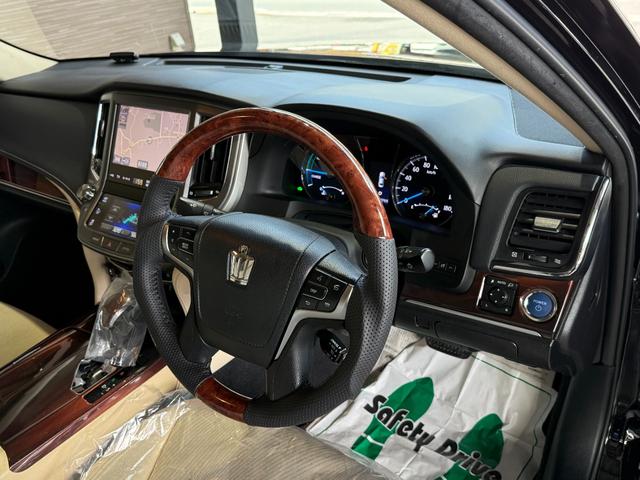 クラウンハイブリッド ロイヤルサルーン　純正ナビ／フルセグＴＶ／ＢＬＵＥＴＯＯＴＨ／ＥＴＣ／バックカメラ／全席電動シート／運転席シートヒーター／新品社外ステアリング／禁煙車／全国対応／コーティング施工（46枚目）