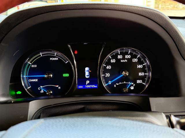 クラウンハイブリッド ロイヤルサルーン　純正ナビ／フルセグＴＶ／ＢＬＵＥＴＯＯＴＨ／ＥＴＣ／バックカメラ／全席電動シート／運転席シートヒーター／新品社外ステアリング／禁煙車／全国対応／コーティング施工（47枚目）