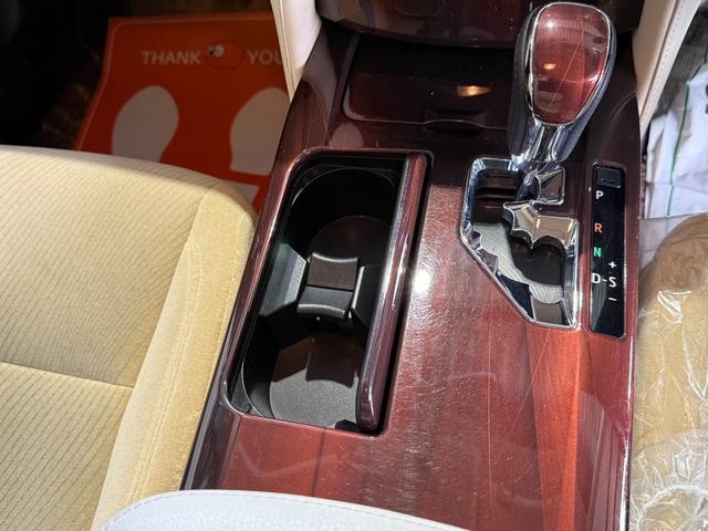 クラウンハイブリッド ロイヤルサルーン　純正ナビ／フルセグＴＶ／ＢＬＵＥＴＯＯＴＨ／ＥＴＣ／バックカメラ／全席電動シート／運転席シートヒーター／新品社外ステアリング／禁煙車／全国対応／コーティング施工（52枚目）