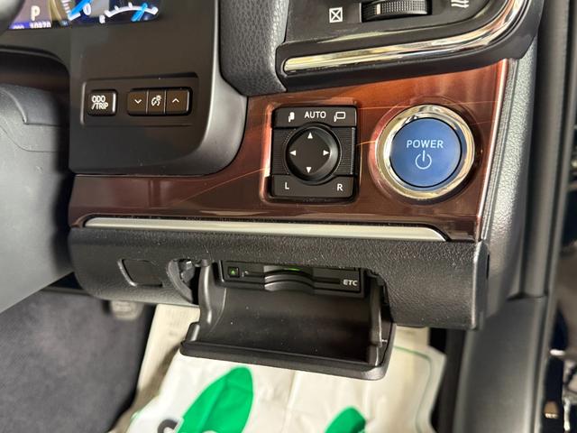 クラウンハイブリッド ロイヤルサルーン　純正ナビ／フルセグＴＶ／ＢＬＵＥＴＯＯＴＨ／ＥＴＣ／バックカメラ／全席電動シート／運転席シートヒーター／新品社外ステアリング／禁煙車／全国対応／コーティング施工（58枚目）