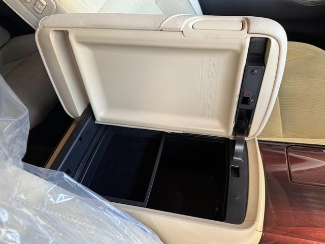 クラウンハイブリッド ロイヤルサルーン　純正ナビ／フルセグＴＶ／ＢＬＵＥＴＯＯＴＨ／ＥＴＣ／バックカメラ／全席電動シート／運転席シートヒーター／新品社外ステアリング／禁煙車／全国対応／コーティング施工（60枚目）