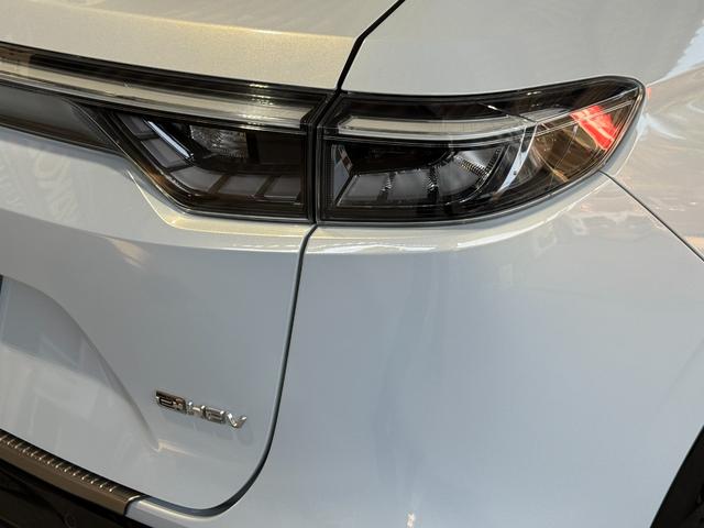 ヴェゼル ｅ：ＨＥＶ　ＰＬａＹ　ムーンルーフ／スマホ連携オーディオ／ＴＶ／ナビ／ＢＴ／バックカメラ／ＥＴＣ２０／スマホ置き充電／ステアリング・シートヒーター／電動バックドア／コムテックドライブレコーダー前後／禁煙車／コーティング施工（17枚目）