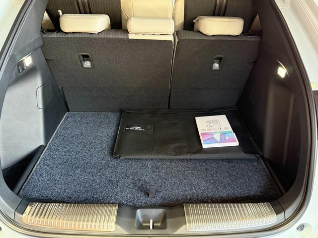 ヴェゼル ｅ：ＨＥＶ　ＰＬａＹ　ムーンルーフ／スマホ連携オーディオ／ＴＶ／ナビ／ＢＴ／バックカメラ／ＥＴＣ２０／スマホ置き充電／ステアリング・シートヒーター／電動バックドア／コムテックドライブレコーダー前後／禁煙車／コーティング施工（28枚目）