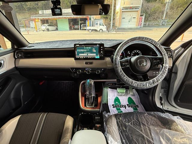 ヴェゼル ｅ：ＨＥＶ　ＰＬａＹ　ムーンルーフ／スマホ連携オーディオ／ＴＶ／ナビ／ＢＴ／バックカメラ／ＥＴＣ２０／スマホ置き充電／ステアリング・シートヒーター／電動バックドア／コムテックドライブレコーダー前後／禁煙車／コーティング施工（56枚目）