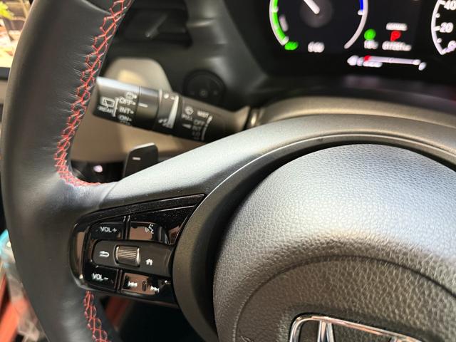 ヴェゼル ｅ：ＨＥＶ　ＰＬａＹ　ムーンルーフ／スマホ連携オーディオ／ＴＶ／ナビ／ＢＴ／バックカメラ／ＥＴＣ２０／スマホ置き充電／ステアリング・シートヒーター／電動バックドア／コムテックドライブレコーダー前後／禁煙車／コーティング施工（63枚目）