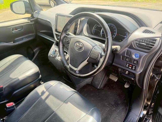 ヴォクシー ハイブリッドＶ　ＥＴＣ　バックカメラ　ＴＶ　オートクルーズコントロール　両側電動スライドドア　ＬＥＤヘッドランプ　スマートキー　アイドリングストップ　電動格納ミラー　後席モニター　３列シート　ＣＶＴ　アルミホイール（2枚目）