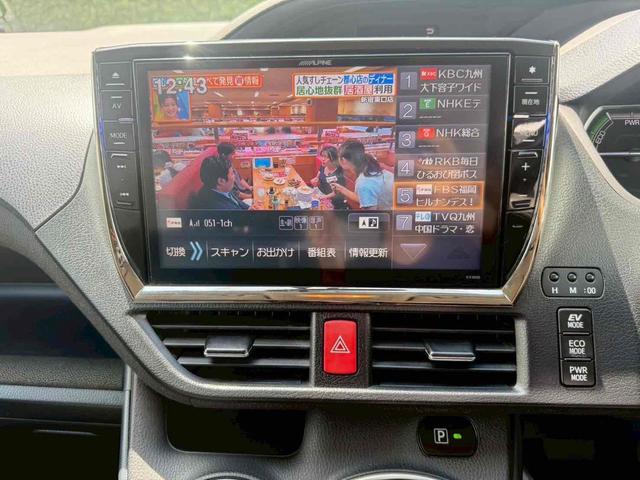 ヴォクシー ハイブリッドＶ　ＥＴＣ　バックカメラ　ＴＶ　オートクルーズコントロール　両側電動スライドドア　ＬＥＤヘッドランプ　スマートキー　アイドリングストップ　電動格納ミラー　後席モニター　３列シート　ＣＶＴ　アルミホイール（4枚目）