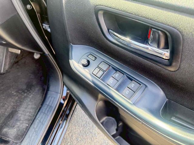 ヴォクシー ハイブリッドＶ　ＥＴＣ　バックカメラ　ＴＶ　オートクルーズコントロール　両側電動スライドドア　ＬＥＤヘッドランプ　スマートキー　アイドリングストップ　電動格納ミラー　後席モニター　３列シート　ＣＶＴ　アルミホイール（7枚目）