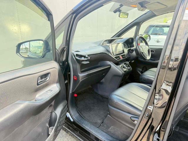 ヴォクシー ハイブリッドＶ　ＥＴＣ　バックカメラ　ＴＶ　オートクルーズコントロール　両側電動スライドドア　ＬＥＤヘッドランプ　スマートキー　アイドリングストップ　電動格納ミラー　後席モニター　３列シート　ＣＶＴ　アルミホイール（9枚目）