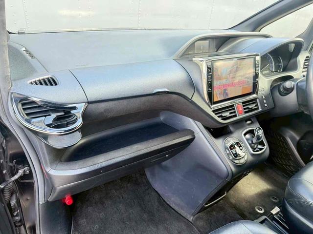 ヴォクシー ハイブリッドＶ　ＥＴＣ　バックカメラ　ＴＶ　オートクルーズコントロール　両側電動スライドドア　ＬＥＤヘッドランプ　スマートキー　アイドリングストップ　電動格納ミラー　後席モニター　３列シート　ＣＶＴ　アルミホイール（11枚目）