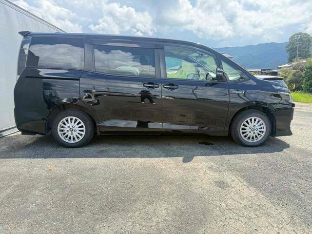 ヴォクシー ハイブリッドＶ　ＥＴＣ　バックカメラ　ＴＶ　オートクルーズコントロール　両側電動スライドドア　ＬＥＤヘッドランプ　スマートキー　アイドリングストップ　電動格納ミラー　後席モニター　３列シート　ＣＶＴ　アルミホイール（15枚目）