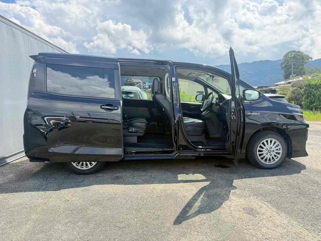 ヴォクシー ハイブリッドＶ　ＥＴＣ　バックカメラ　ＴＶ　オートクルーズコントロール　両側電動スライドドア　ＬＥＤヘッドランプ　スマートキー　アイドリングストップ　電動格納ミラー　後席モニター　３列シート　ＣＶＴ　アルミホイール（16枚目）