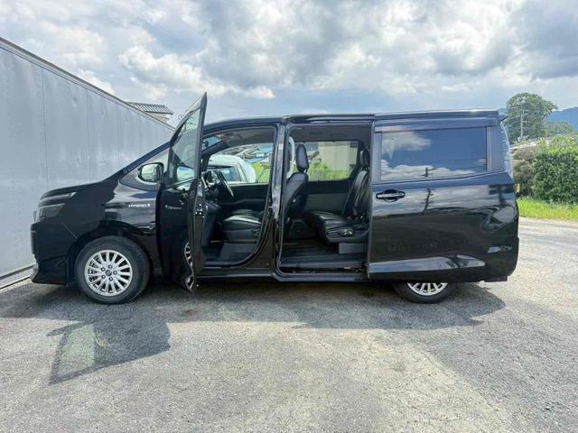 ヴォクシー ハイブリッドＶ　ＥＴＣ　バックカメラ　ＴＶ　オートクルーズコントロール　両側電動スライドドア　ＬＥＤヘッドランプ　スマートキー　アイドリングストップ　電動格納ミラー　後席モニター　３列シート　ＣＶＴ　アルミホイール（17枚目）