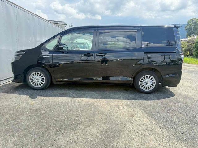 ヴォクシー ハイブリッドＶ　ＥＴＣ　バックカメラ　ＴＶ　オートクルーズコントロール　両側電動スライドドア　ＬＥＤヘッドランプ　スマートキー　アイドリングストップ　電動格納ミラー　後席モニター　３列シート　ＣＶＴ　アルミホイール（18枚目）