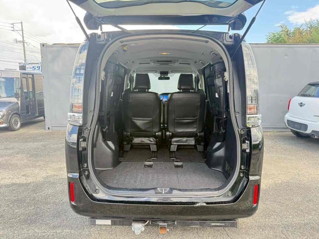 ヴォクシー ハイブリッドＶ　ＥＴＣ　バックカメラ　ＴＶ　オートクルーズコントロール　両側電動スライドドア　ＬＥＤヘッドランプ　スマートキー　アイドリングストップ　電動格納ミラー　後席モニター　３列シート　ＣＶＴ　アルミホイール（20枚目）