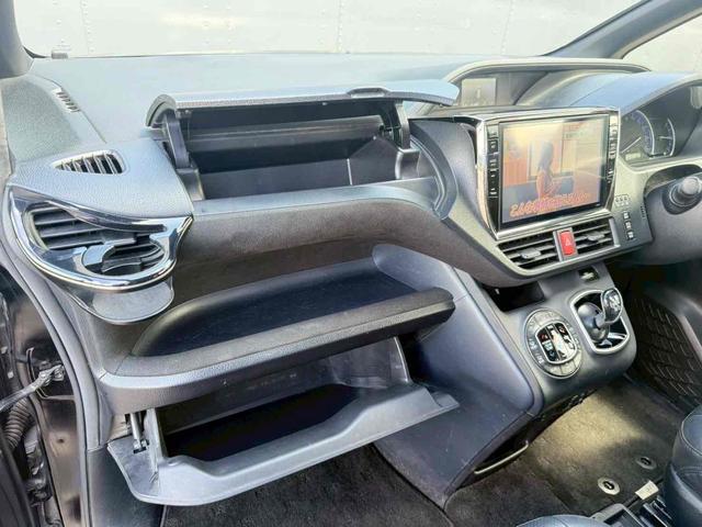 ヴォクシー ハイブリッドＶ　ＥＴＣ　バックカメラ　ＴＶ　オートクルーズコントロール　両側電動スライドドア　ＬＥＤヘッドランプ　スマートキー　アイドリングストップ　電動格納ミラー　後席モニター　３列シート　ＣＶＴ　アルミホイール（22枚目）