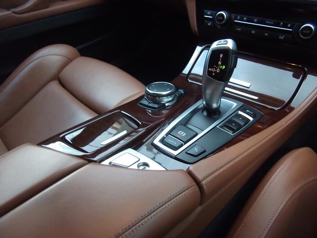 ５シリーズ ５２３ｄマエストロ　９９台限定・ワンオーナー・レザーシート・ＬＥＤヘッドライト・ｈａｒｍａｎ／ｋａｒｄｏｎサラウンド・マルチディスプレイメーター・オートトランク・ソフトクローズドア・ＡＣＣ（13枚目）