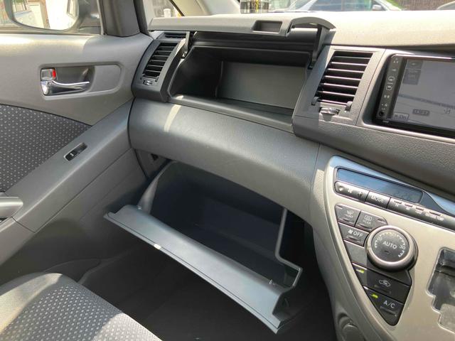 アイシス プラタナ　ＥＴＣ　バックカメラ　ナビ　ＴＶ　両側スライド・片側電動　オートライト　ＨＩＤ　スマートキー　電動格納ミラー　３列シート　フルフラット　ＣＶＴ　アルミホイール　ＣＤ　ＤＶＤ再生（30枚目）