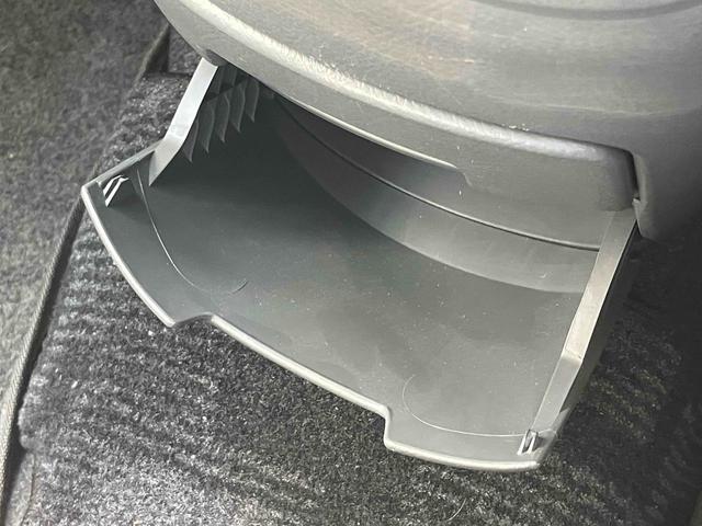 アイシス プラタナ　ＥＴＣ　バックカメラ　ナビ　ＴＶ　両側スライド・片側電動　オートライト　ＨＩＤ　スマートキー　電動格納ミラー　３列シート　フルフラット　ＣＶＴ　アルミホイール　ＣＤ　ＤＶＤ再生（34枚目）