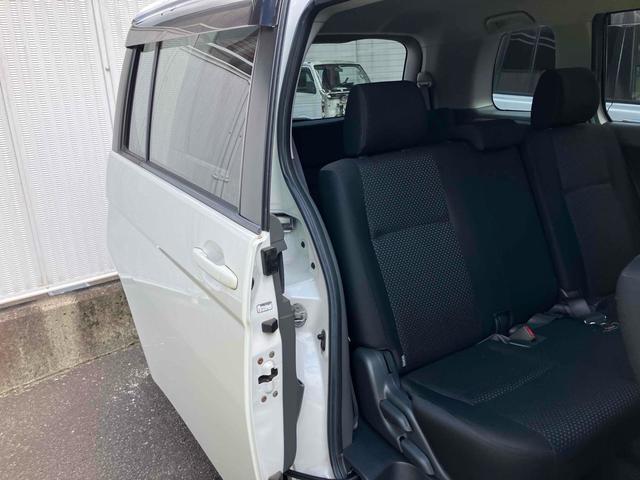 アイシス プラタナ　ＥＴＣ　バックカメラ　ナビ　ＴＶ　両側スライド・片側電動　オートライト　ＨＩＤ　スマートキー　電動格納ミラー　３列シート　フルフラット　ＣＶＴ　アルミホイール　ＣＤ　ＤＶＤ再生（50枚目）