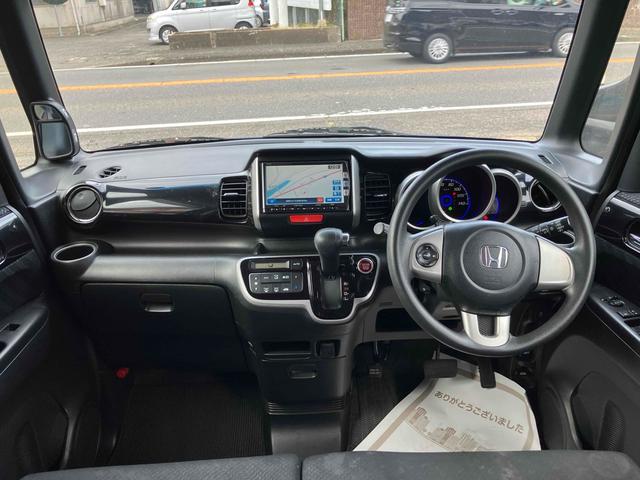 Ｎ－ＢＯＸカスタム Ｇ・Ｌパッケージ　バックカメラ　両側スライド・片側電動　ナビ　ＴＶ　オートライト　ＨＩＤ　スマートキー　アイドリングストップ　電動格納ミラー　ベンチシート　ＣＶＴ　盗難防止システム　ＡＢＳ　ＥＳＣ　ＣＤ　ＤＶＤ再生（2枚目）