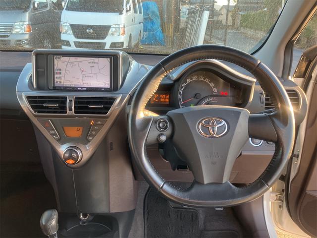 ｉＱ １００Ｇ　レザーパッケージ　ナビ　ＴＶ　アルミホイール　スマートキー　電動格納ミラー　ＣＶＴ　盗難防止システム　衝突安全ボディ　ＡＢＳ　ＥＳＣ　ＣＤ　ＤＶＤ再生　ミュージックプレイヤー接続可　エアコン　パワーステアリング（3枚目）