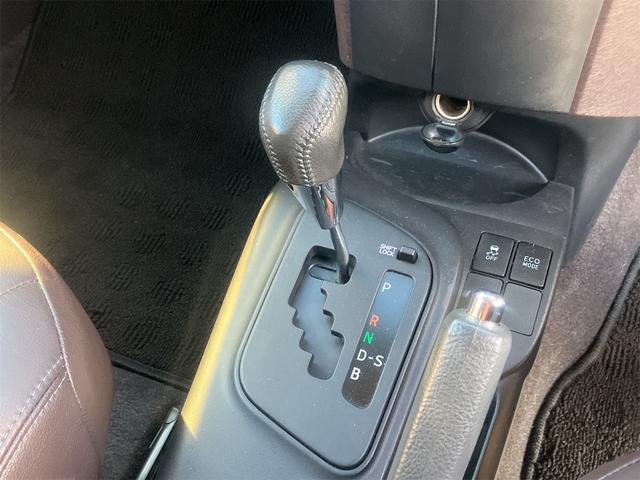 ｉＱ １００Ｇ　レザーパッケージ　ナビ　ＴＶ　アルミホイール　スマートキー　電動格納ミラー　ＣＶＴ　盗難防止システム　衝突安全ボディ　ＡＢＳ　ＥＳＣ　ＣＤ　ＤＶＤ再生　ミュージックプレイヤー接続可　エアコン　パワーステアリング（7枚目）