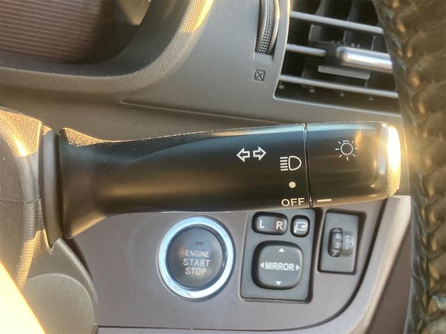 ｉＱ １００Ｇ　レザーパッケージ　ナビ　ＴＶ　アルミホイール　スマートキー　電動格納ミラー　ＣＶＴ　盗難防止システム　衝突安全ボディ　ＡＢＳ　ＥＳＣ　ＣＤ　ＤＶＤ再生　ミュージックプレイヤー接続可　エアコン　パワーステアリング（9枚目）