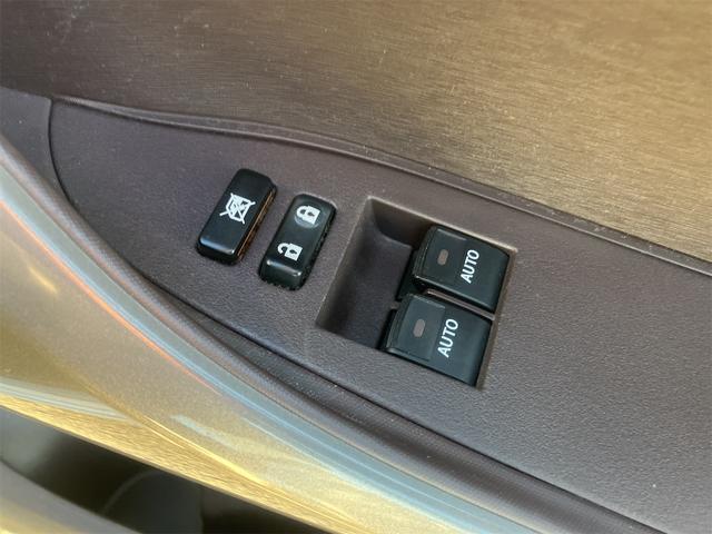 ｉＱ １００Ｇ　レザーパッケージ　ナビ　ＴＶ　アルミホイール　スマートキー　電動格納ミラー　ＣＶＴ　盗難防止システム　衝突安全ボディ　ＡＢＳ　ＥＳＣ　ＣＤ　ＤＶＤ再生　ミュージックプレイヤー接続可　エアコン　パワーステアリング（11枚目）