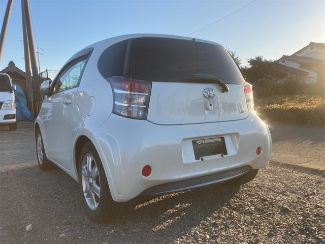 ｉＱ １００Ｇ　レザーパッケージ　ナビ　ＴＶ　アルミホイール　スマートキー　電動格納ミラー　ＣＶＴ　盗難防止システム　衝突安全ボディ　ＡＢＳ　ＥＳＣ　ＣＤ　ＤＶＤ再生　ミュージックプレイヤー接続可　エアコン　パワーステアリング（23枚目）