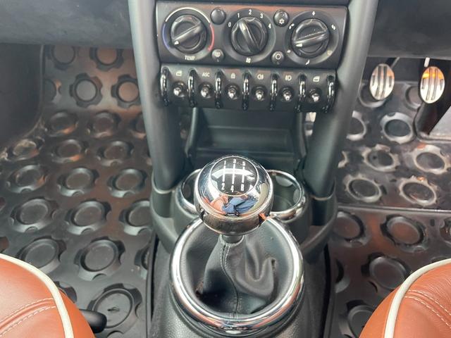 ＭＩＮＩ 　サンルーフ　マニュアル５速車　本革シート　アルミホイール（10枚目）