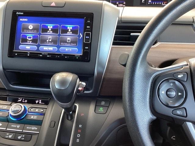 フリード G 純正ナビ フルセグ リアカメラ Aクルーズ 3列シート LEDヘッドライト パワーウインドウ 地デジ Rカメラ イモビ VSA USB エアコン エアバッグ スマートキー ECONモード キーフリ(2枚目)