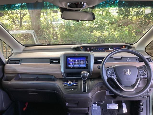 フリード G 純正ナビ フルセグ リアカメラ Aクルーズ 3列シート LEDヘッドライト パワーウインドウ 地デジ Rカメラ イモビ VSA USB エアコン エアバッグ スマートキー ECONモード キーフリ(3枚目)