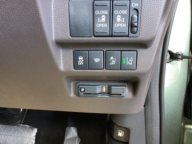 フリード G 純正ナビ フルセグ リアカメラ Aクルーズ 3列シート LEDヘッドライト パワーウインドウ 地デジ Rカメラ イモビ VSA USB エアコン エアバッグ スマートキー ECONモード キーフリ(17枚目)