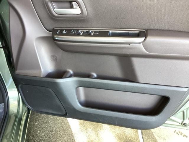 フリード G 純正ナビ フルセグ リアカメラ Aクルーズ 3列シート LEDヘッドライト パワーウインドウ 地デジ Rカメラ イモビ VSA USB エアコン エアバッグ スマートキー ECONモード キーフリ(52枚目)