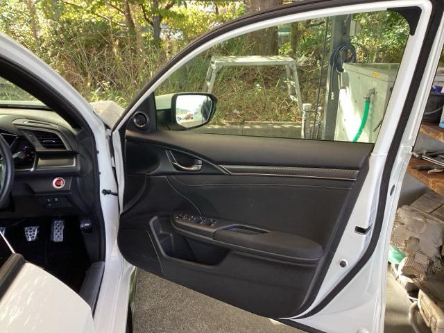 シビック ハッチバック　純正ナビ　フルセグ　６速ＭＴ　追突軽減ブレーキ　盗難防止装置　Ｂモニター　横滑防止　シートヒーター付き　ＬＥＤライト　スマートキー　ＡＡＣ　ナビ・ＴＶ　ドラレコ　サイドカーテンエアバック　ＥＴＣ（50枚目）