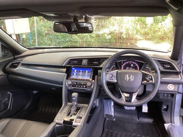 シビック ハッチバック　純正メモリーナビ　Ｓルーフ　本革Ｐシート　追突軽減ブレーキ　盗難防止装置　本革シート　Ｂモニター　整備記録簿　横滑防止　Ａライト　シートヒーター付き　ＬＥＤライト　フルセグＴＶ　スマートキー　ＡＡＣ（2枚目）