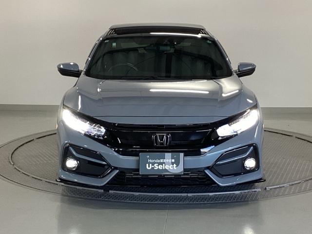 シビック ハッチバック　純正メモリーナビ　Ｓルーフ　本革Ｐシート　追突軽減ブレーキ　盗難防止装置　本革シート　Ｂモニター　整備記録簿　横滑防止　Ａライト　シートヒーター付き　ＬＥＤライト　フルセグＴＶ　スマートキー　ＡＡＣ（6枚目）