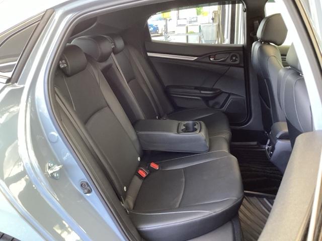 シビック ハッチバック　純正メモリーナビ　Ｓルーフ　本革Ｐシート　追突軽減ブレーキ　盗難防止装置　本革シート　Ｂモニター　整備記録簿　横滑防止　Ａライト　シートヒーター付き　ＬＥＤライト　フルセグＴＶ　スマートキー　ＡＡＣ（18枚目）