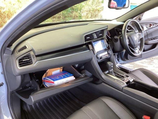 シビック ハッチバック　純正メモリーナビ　Ｓルーフ　本革Ｐシート　追突軽減ブレーキ　盗難防止装置　本革シート　Ｂモニター　整備記録簿　横滑防止　Ａライト　シートヒーター付き　ＬＥＤライト　フルセグＴＶ　スマートキー　ＡＡＣ（39枚目）