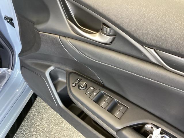 シビック ハッチバック　純正メモリーナビ　Ｓルーフ　本革Ｐシート　追突軽減ブレーキ　盗難防止装置　本革シート　Ｂモニター　整備記録簿　横滑防止　Ａライト　シートヒーター付き　ＬＥＤライト　フルセグＴＶ　スマートキー　ＡＡＣ（54枚目）