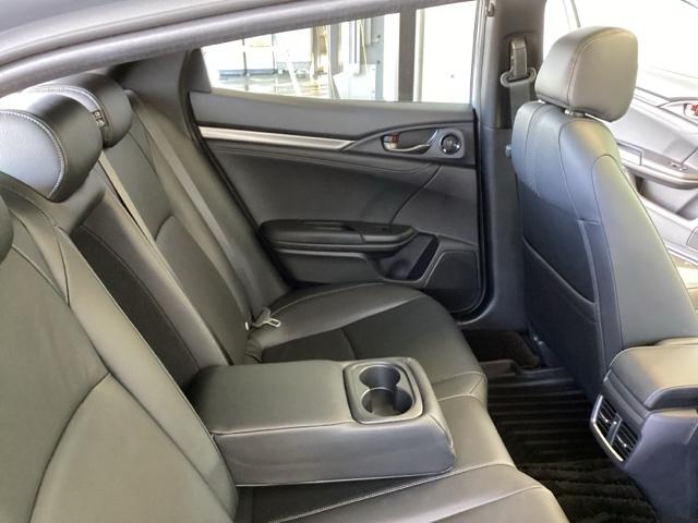 シビック ハッチバック　純正メモリーナビ　Ｓルーフ　本革Ｐシート　追突軽減ブレーキ　盗難防止装置　本革シート　Ｂモニター　整備記録簿　横滑防止　Ａライト　シートヒーター付き　ＬＥＤライト　フルセグＴＶ　スマートキー　ＡＡＣ（63枚目）