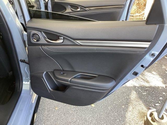 シビック ハッチバック　純正メモリーナビ　Ｓルーフ　本革Ｐシート　追突軽減ブレーキ　盗難防止装置　本革シート　Ｂモニター　整備記録簿　横滑防止　Ａライト　シートヒーター付き　ＬＥＤライト　フルセグＴＶ　スマートキー　ＡＡＣ（65枚目）