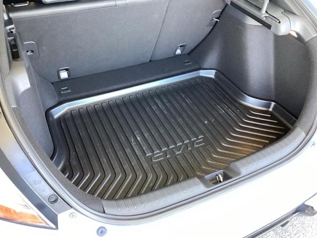 シビック ハッチバック　純正メモリーナビ　Ｓルーフ　本革Ｐシート　追突軽減ブレーキ　盗難防止装置　本革シート　Ｂモニター　整備記録簿　横滑防止　Ａライト　シートヒーター付き　ＬＥＤライト　フルセグＴＶ　スマートキー　ＡＡＣ（68枚目）