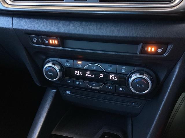 フルオートエアコンは希望の温度設定で風の温度も風量も自動調整で年中快適です。