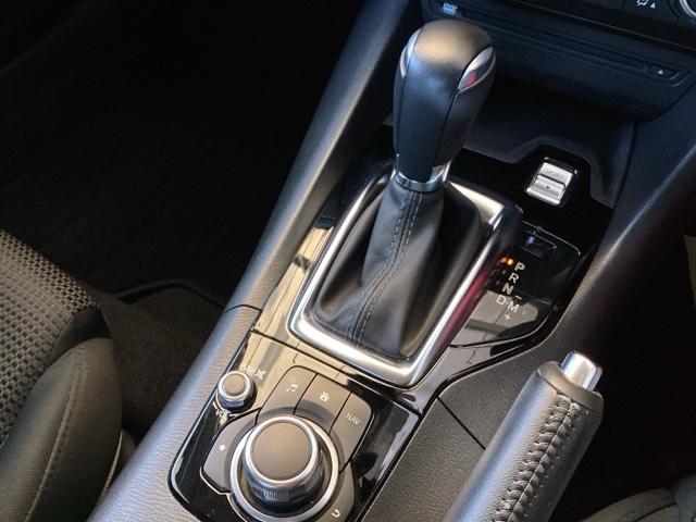 シンプルでとても使いやすいフロアシフトに、パーキングブレーキはハンドタイプのサイドブレーキです。