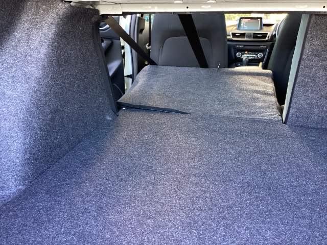 リアシートの背もたれは簡単に倒すことが出来、トランクスルーになります。