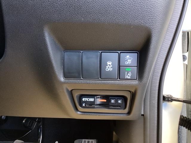 ステップワゴンスパーダ スパーダ・クールスピリットホンダセンシング　純正ナビ　フルセグ　リアカメラ　サイドエアバック　スマートキ　左右電動スライドドア　バックモニタ　地ＴＶ　ナビ＆ＴＶ　三列シート　ＵＳＢ　助手席エアバッグ　ドライブレコーダ　ＡＡＣ　横滑り防止機能（17枚目）